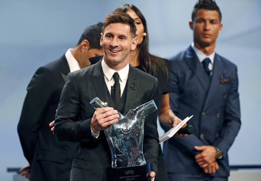 Messi con il trofeo in mano: ha vinto anche il premio per il gol pi bello dell&#39;anno, quello del 2-0 al Bayern nella semifinale d&#39;andata di Champions League. Reuters